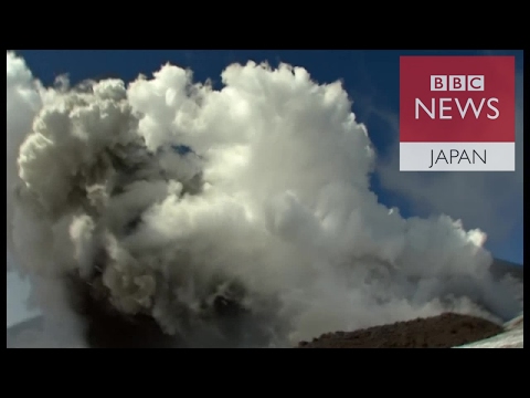 イタリアのエトナ山噴火　間近でBBCが撮影中に
