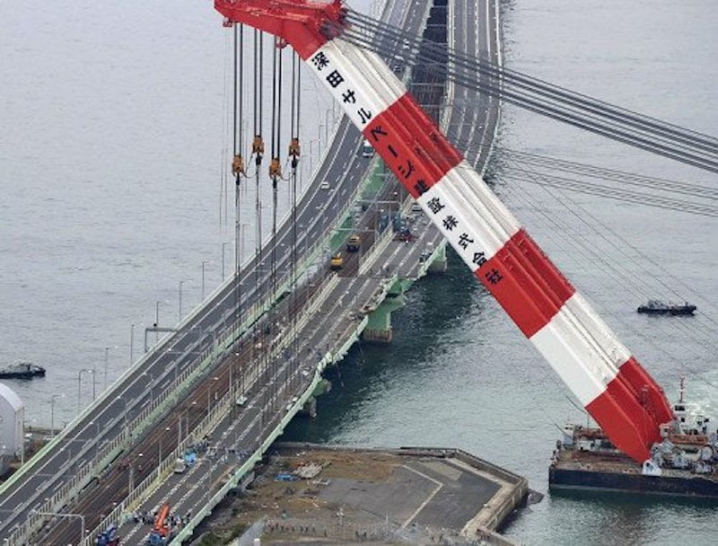 台風21号 タンカーが衝突 損傷した関空連絡橋の橋桁を撤去