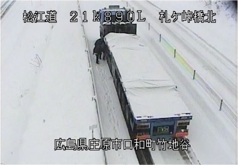 大雪でスタックするトラック