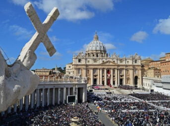 ローマ法王からローマ教皇に呼称を変更 外務省が会見