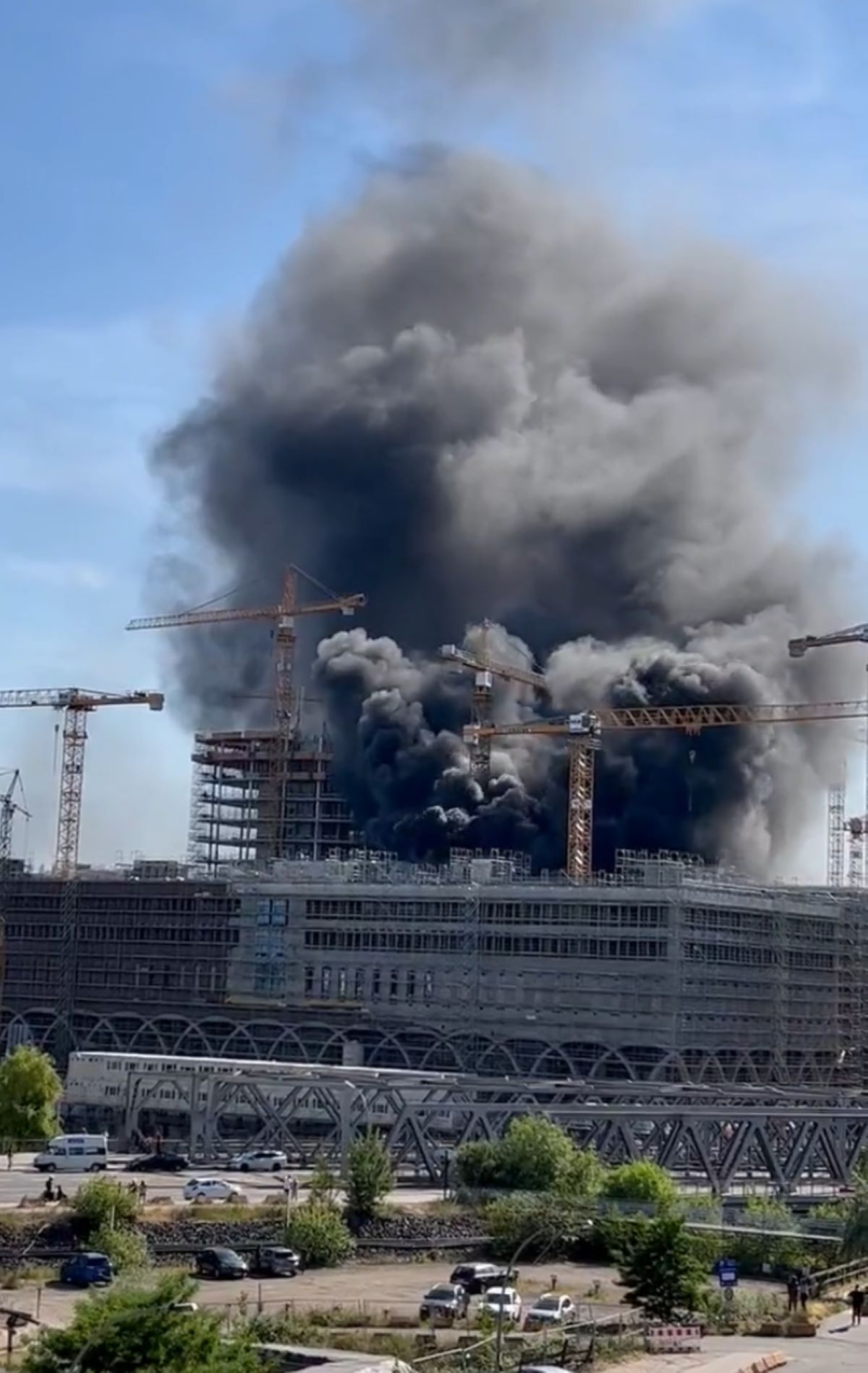 ドイツ ハンブルクの建設現場で複数の爆発と火災