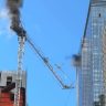 NY市で高層ビル建設用クレーンが炎上し地上に落下 12人負傷