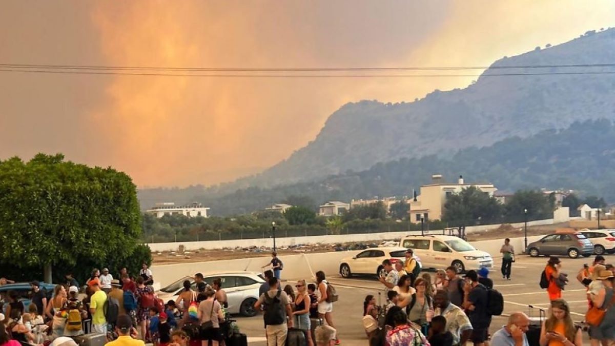 ギリシャのロードス島で山火事が猛威 観光客ら2000人避難