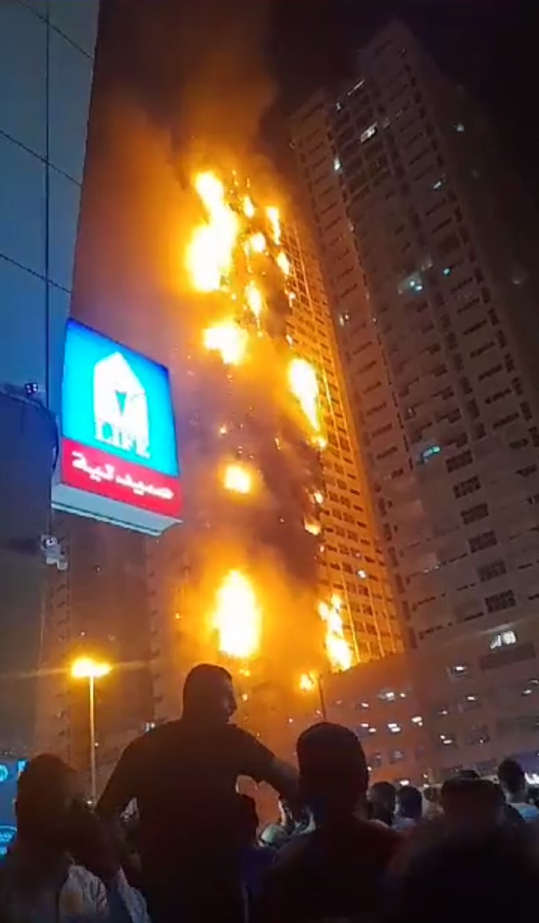 UAE アジュマーンの高層住宅で大規模火災