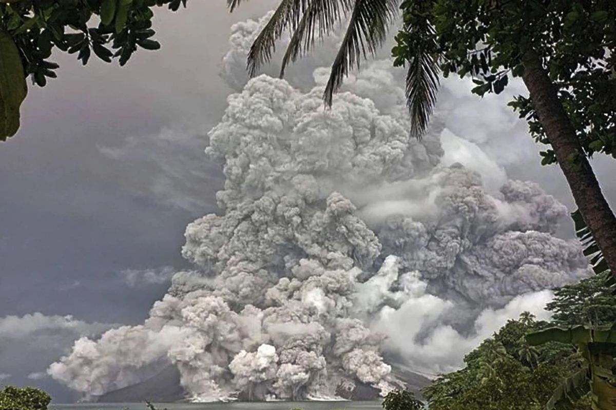 インドネシアのルアング火山が再び噴火 住民の避難続く 気象庁は津波監視